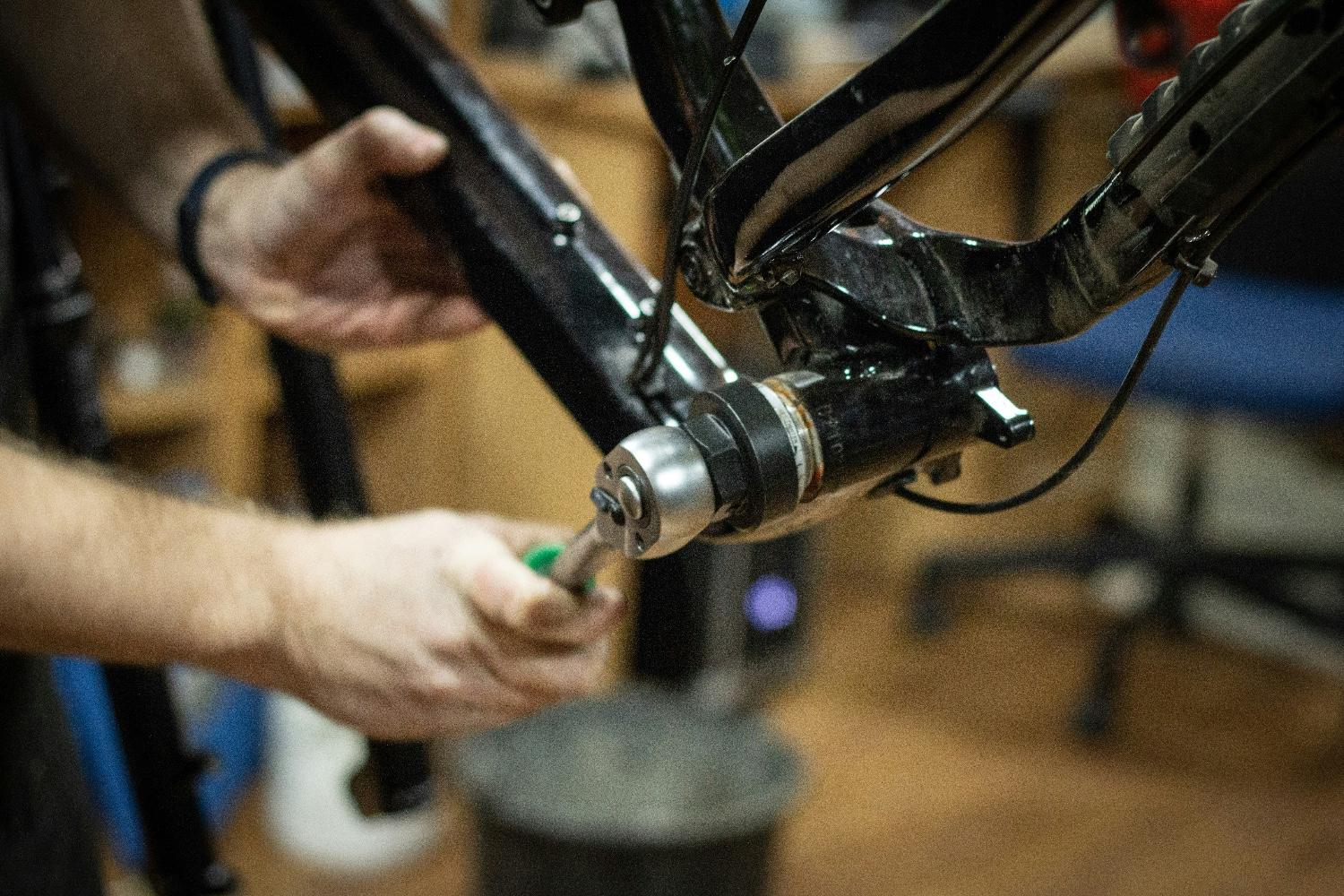 Zestaw narzędzi rowerowych – multitool, łatki, łyżki do opon i pompka – niezbędne podczas awarii roweru w trasie